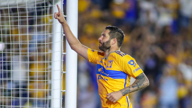 Gignac señalando al cielo
